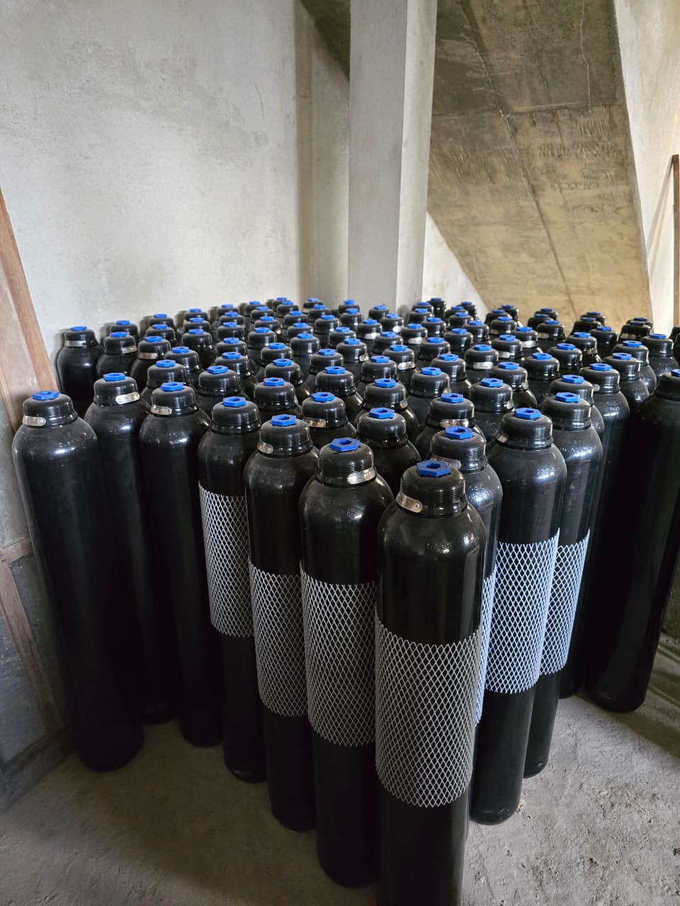 Dinuri Oxygen cylinders